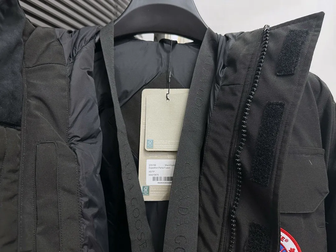 P780 Top Purchasing Version (Wolf Hair Optional) 🇨🇦CANADA GOOES 24 new models 08 models/couple models Factory direct supply: supplying global purchasing agents, micro-business, entities, Tmall, high-end stalls and studio cooperation, free shipping! Canada Goose Expedition Parka 2008 is the same style for men and women. It is mid-length and the most timeless classic. All Arctic and Antarctic scientific expedition teams choose Canada Goose as their cold-proof equipment. It is the Rolls-Royce of down jackets. ➖ Industry-leading anti-counterfeiting chip sensing. ➖ Imported Behringer embroidery machines and customized embroidery labels, the highest level and industry leading. ➖ Imported Korean 21-count polyester-cotton blended original fabric, TC85 waterproof coated fabric, water-repellent, windproof and wear-resistant. ➖ The new national standard 80 white duck down is filled with an average of 520 grams of down. The amount of down filled is industry-leading. ➖ 100% nylon lining with double double-layer sealing design to prevent velvet running, and seamless thread design on the cuffs! ➖ Western Canadian Green Wolf Collar. ➖ Yoshida YKK provides original factory-customized electroplated sliders. YKK two-way lockable zippers are tight and smooth and do not peel off paint. ➖ 3M composite Velcro is durable and the accessories and hardware are all custom-made. Note: Our copywriting is only simple and clear. Instead of bragging about the copywriting, it is better to compare and understand with samples. Only for the purest goose, the most dedicated, the most professional, the highest quality, the highest cost performance!  Size:XS-XXL